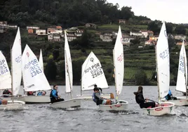 José Luis Ríos y Alma Chamorro, líderes del Internacional de Optimist Diputación de Orense