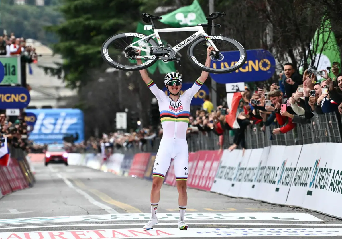 Pogacar levanta su Colnago en la meta de Il Lombardía