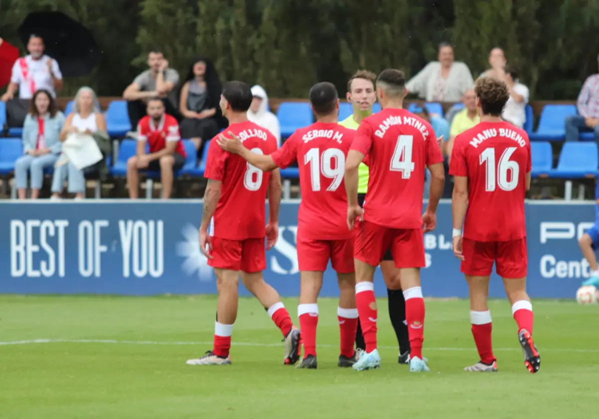 Tres expulsados y un gol fantasma, la pesadilla del Sevilla Atlético en Marbella (4-1)