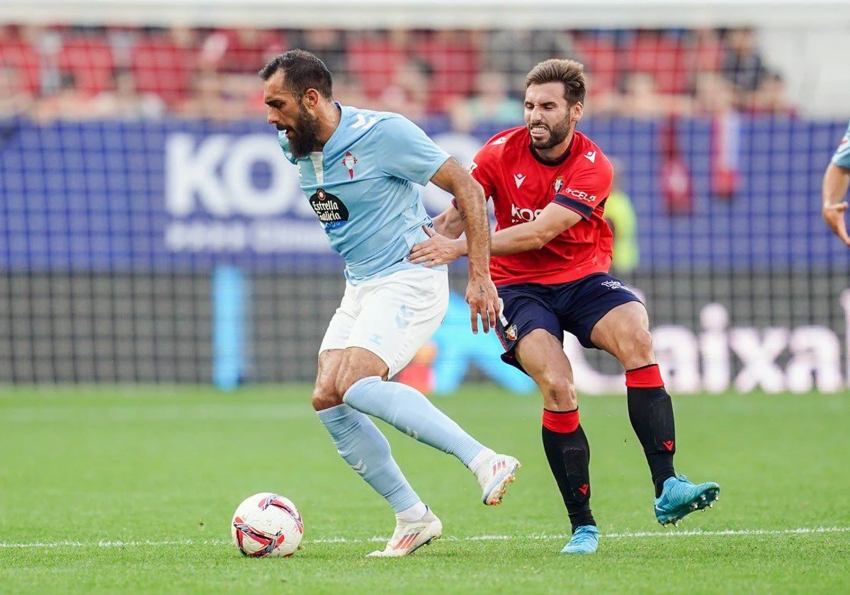 Borja Iglesias supera el agarrón de Moncayola en el Osasuna - Celta de esta temporada