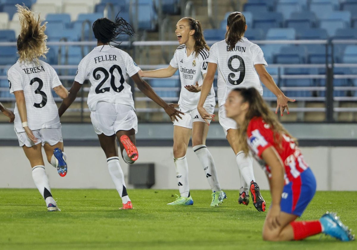 Las jugadoras del Real Madrid celebran el gol de Weir