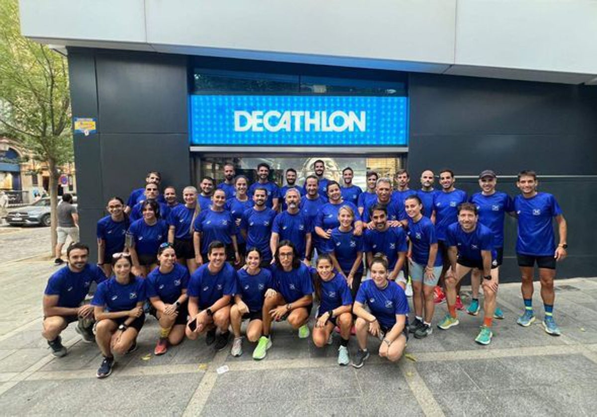 Grupo de de deportistas en la puerta de Decathlon