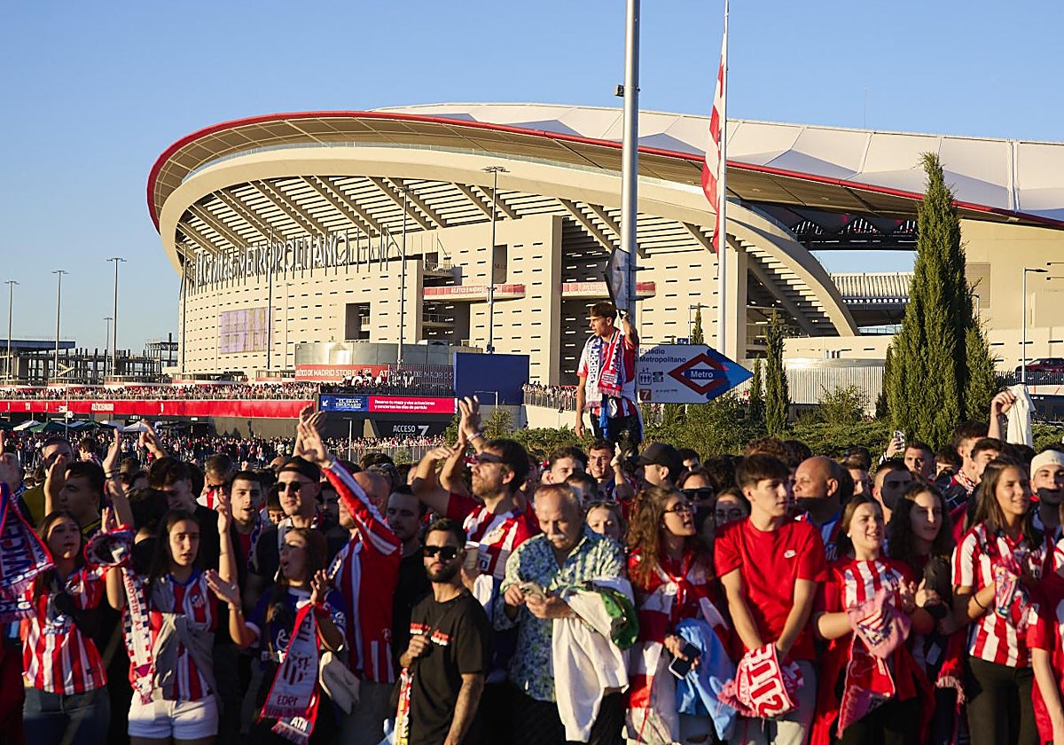 Aficionados rojiblancos en los alrededores del Metropolitano antes del último derbi liguero