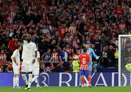 Courtois se queja ante Koke tras el lanzamiento de objetos en el Metropolitano