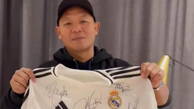 Saenchai, with the signed Real Madrid shirt