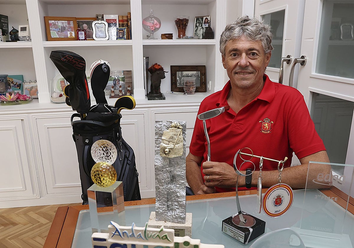 José Manuel Heras posa para ABC con sus trofeos de golf