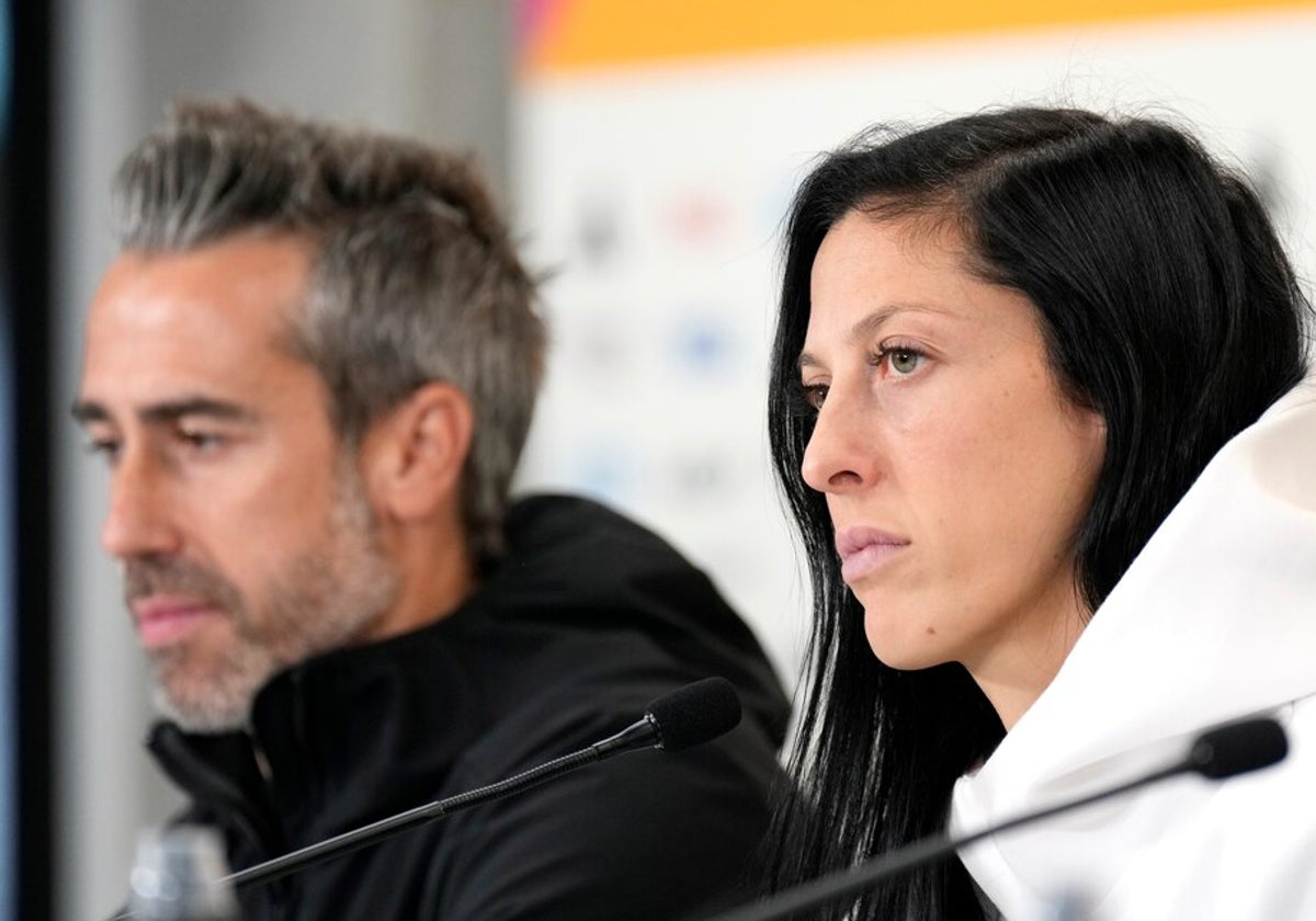 Jorge Vilda con Jenni Hermoso en una rueda de prensa