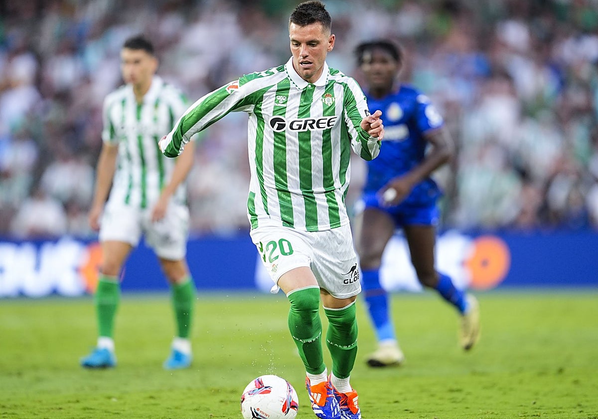 Gio Lo Celso conduce el balón durante el Betis - Getafe