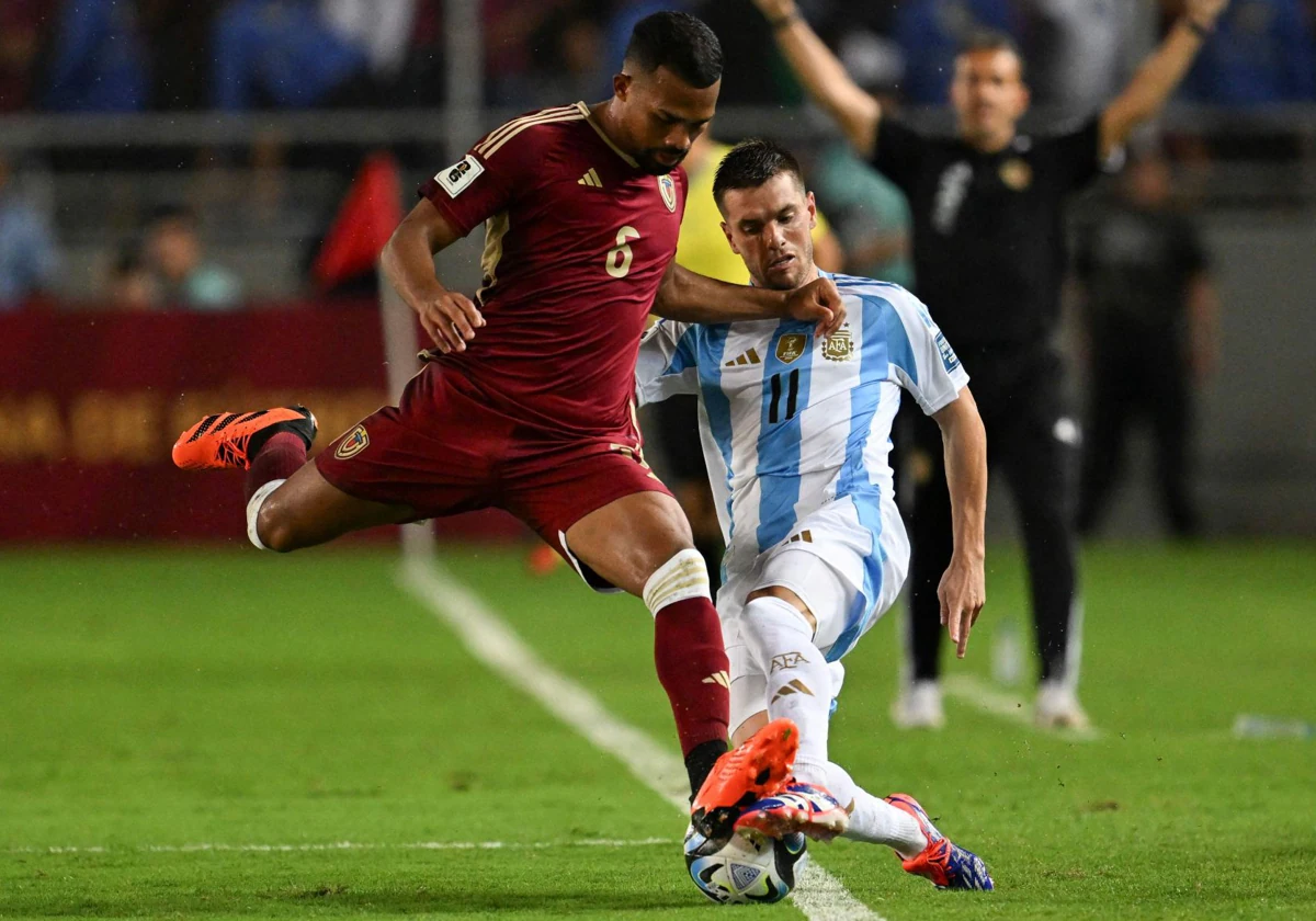 Lo Celso y Yangel Herrera pugnan por un balón durante el Venezuela - Argentina