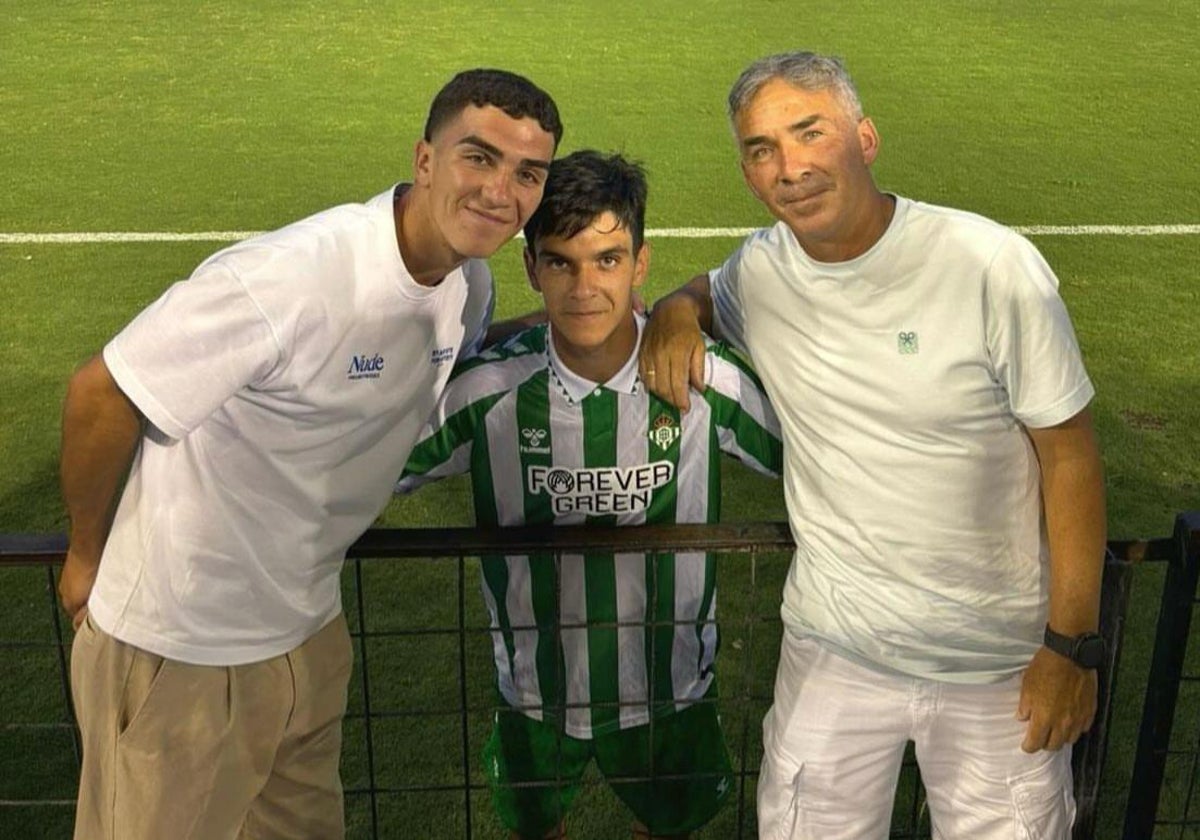 Enrique Fernández, a la izquierda, no quiso perderse el debut con el Betis Deportivo de Nicolás, en el centro; flanqueado por su padre Rafael