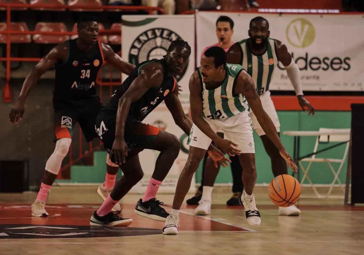 Renfroe, defendido por Romaric Belemene en el Grupo Alega Cantabria - Betis Baloncesto