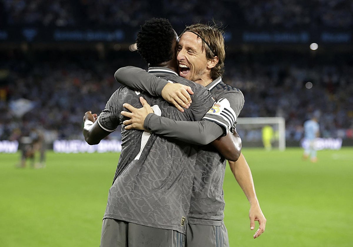 Luka Modric abraza a Vinicius tras su gol en Balaídos