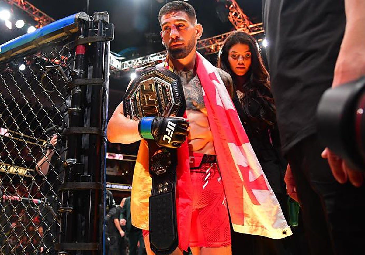 Ilia Topuria sale del octógono con el cinturón de campeón de la UFC