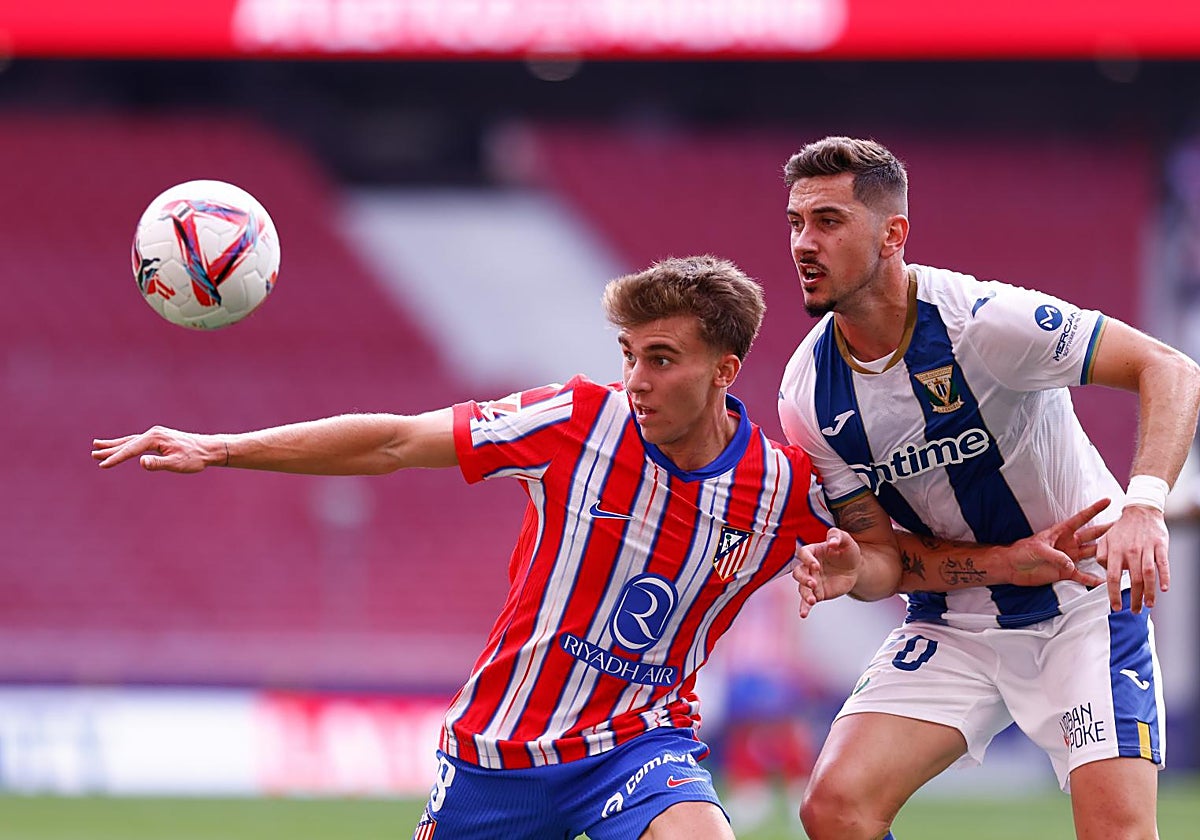 Barrios pelea con Javi Hernández, ante el fondo sur del Metropolitano vacío
