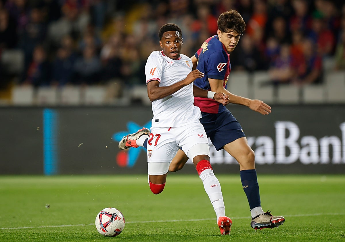 El centrocampista del Sevilla Stanis Idumbo Muzambo escapa de Pau Cubarsí para marcar ante el Barcelona