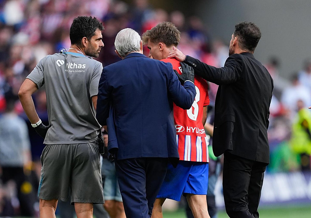 Simeone consuela a Barrios tras caer lesionado