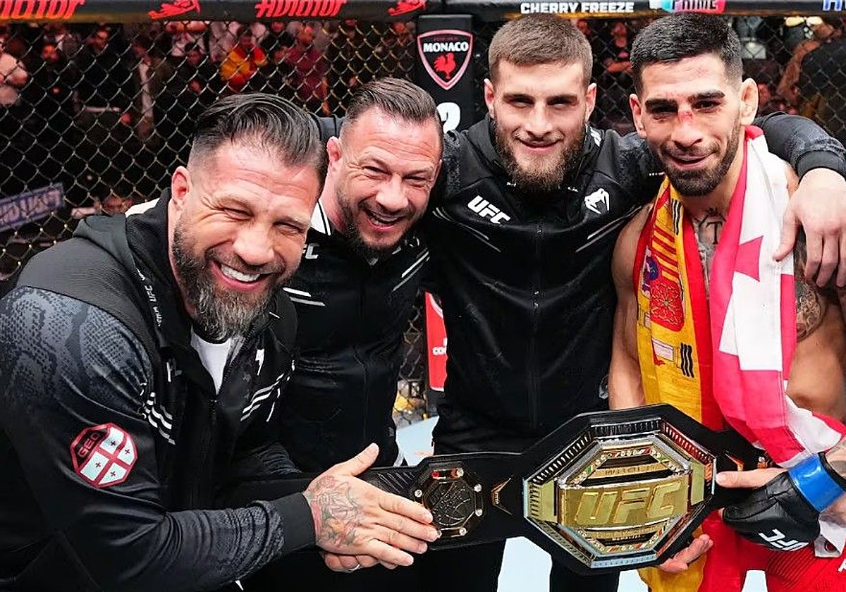 Jorge Climent (izquierda de la imagen), tras la conquista del título mundial de Ilia Topuria