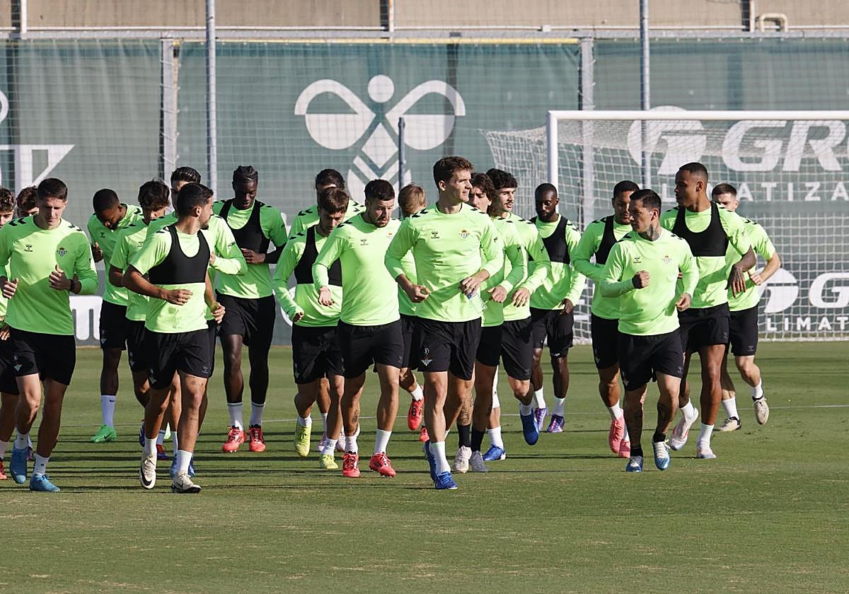 Llorente lidera el grupo del Betis en el entrenamiento en la ciudad deportiva Luis del Sol