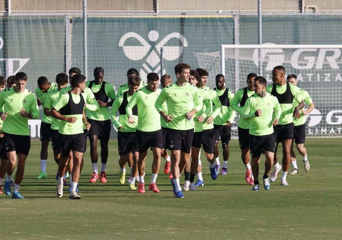 Sesión de entrenamiento del Betis en la ciudad deportiva con vistas al partido de Conference League ante el Copenhague