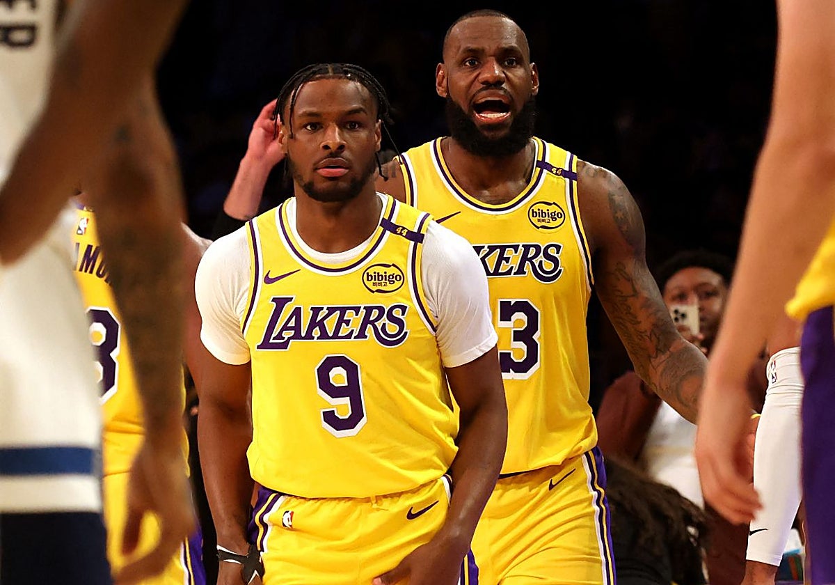 Bronny James, delante su padre durante el partido