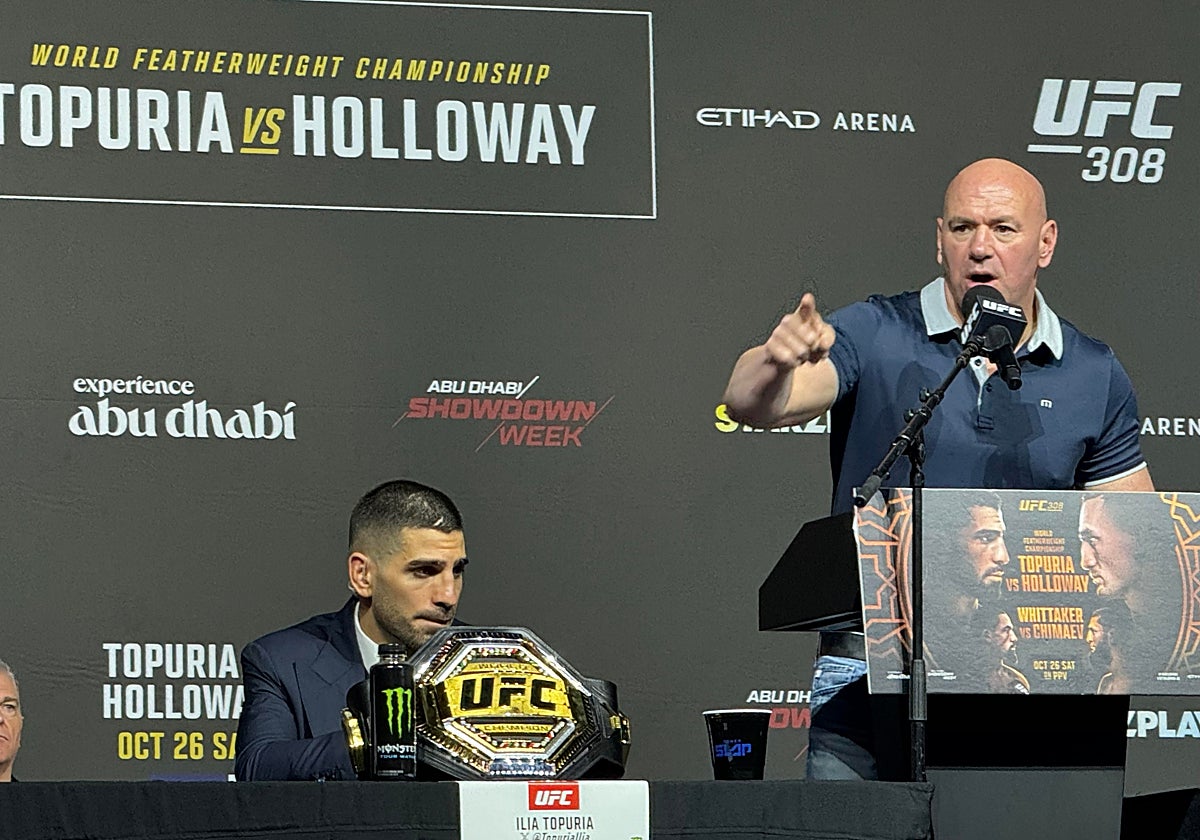 Dana White habla en rueda de prensa en presencia de Ilia Topuria en la