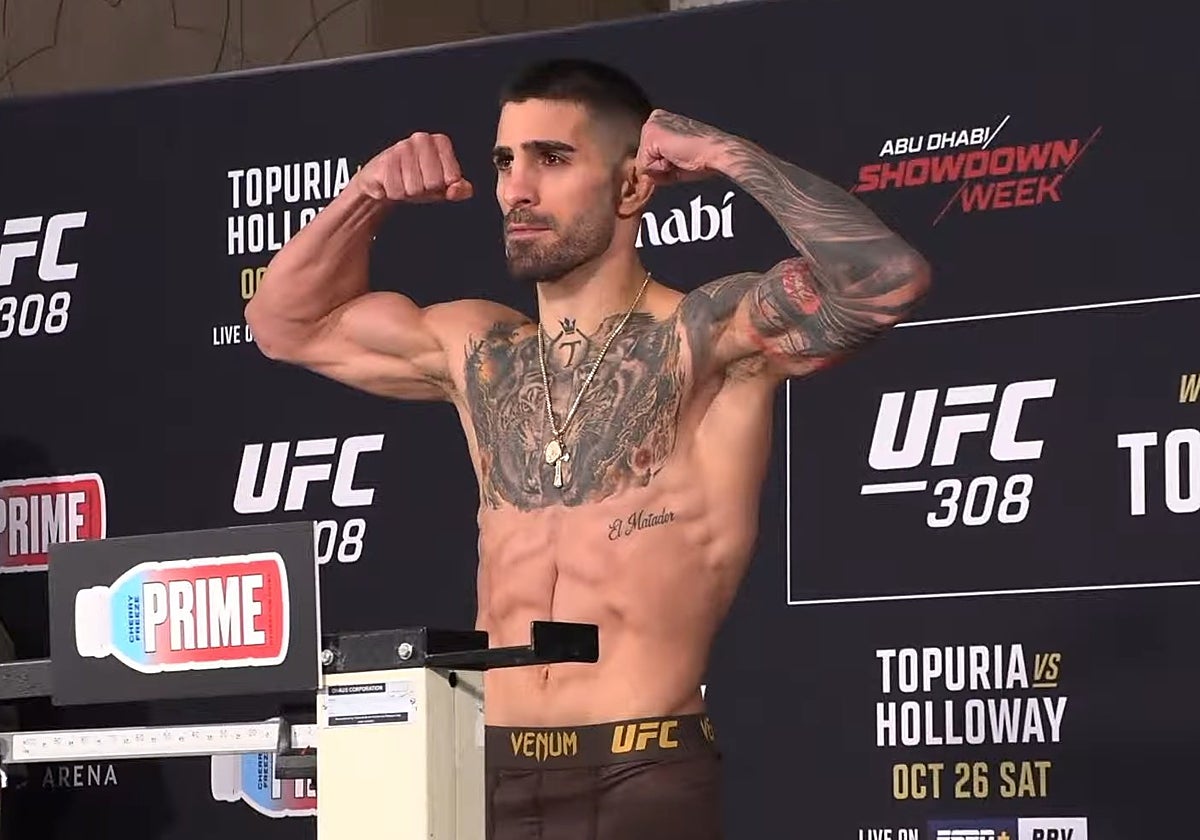 Ilia Topuria, sobre la báscula en Abu Dhabi