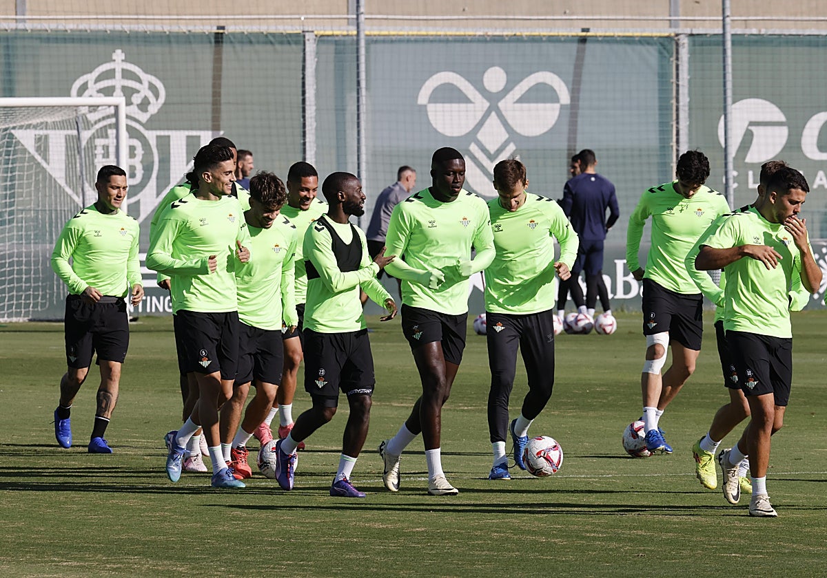 EL Betis se ejercita este sábado sin la presencia de Héctor Bellerín, ausencia en la lista