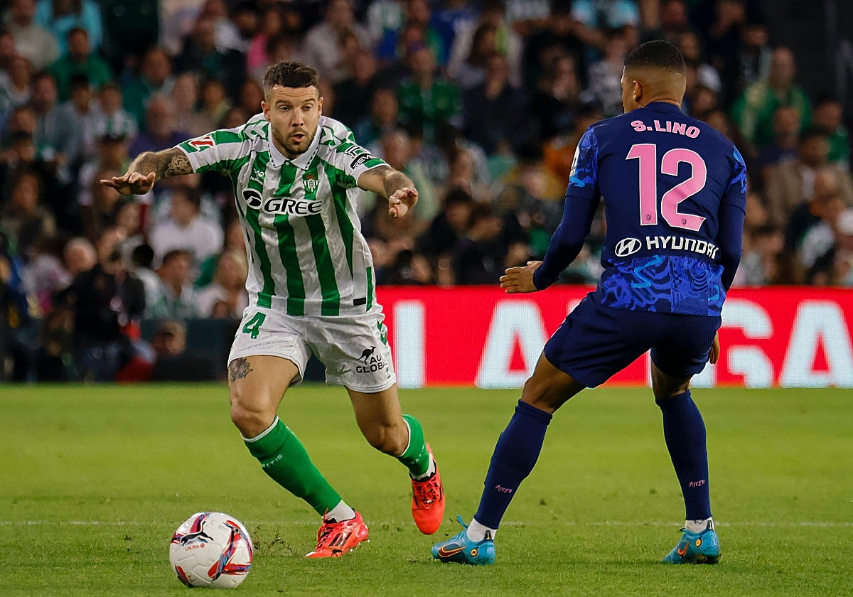 Aitor encara a Lino durante la primera parte del Betis - Atlético