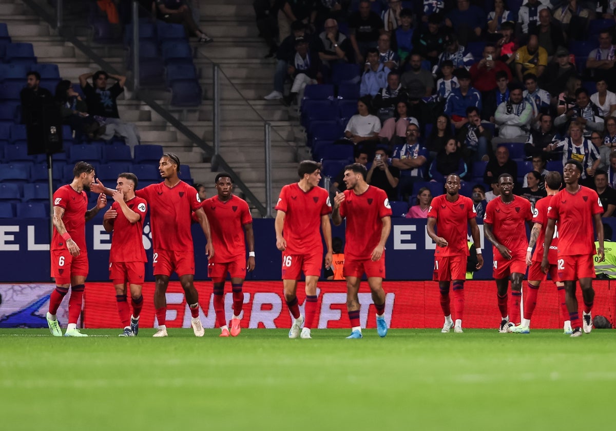 Los jugadores del Sevilla celebran uno de los goles de Lukebakio durante el partido ante el Espanyol