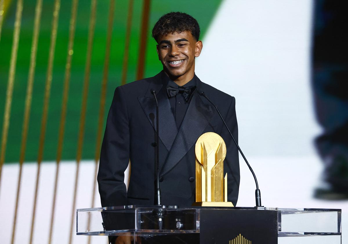 Lamine Yamal, con el Trofeo Kopa.