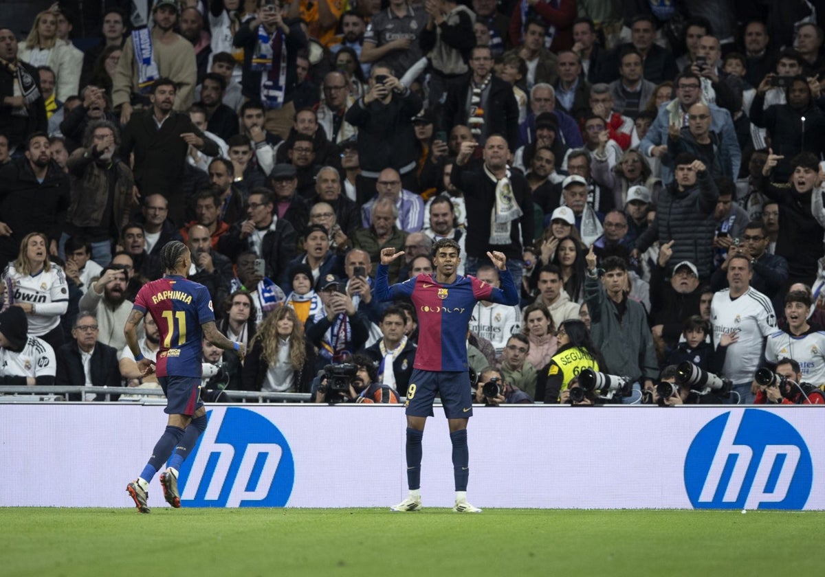 Lamine Yamal celebra su gol para hacer el 0-3 en el Bernabéu