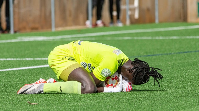 Leo Mendes stops a ball against CD Marchamalo