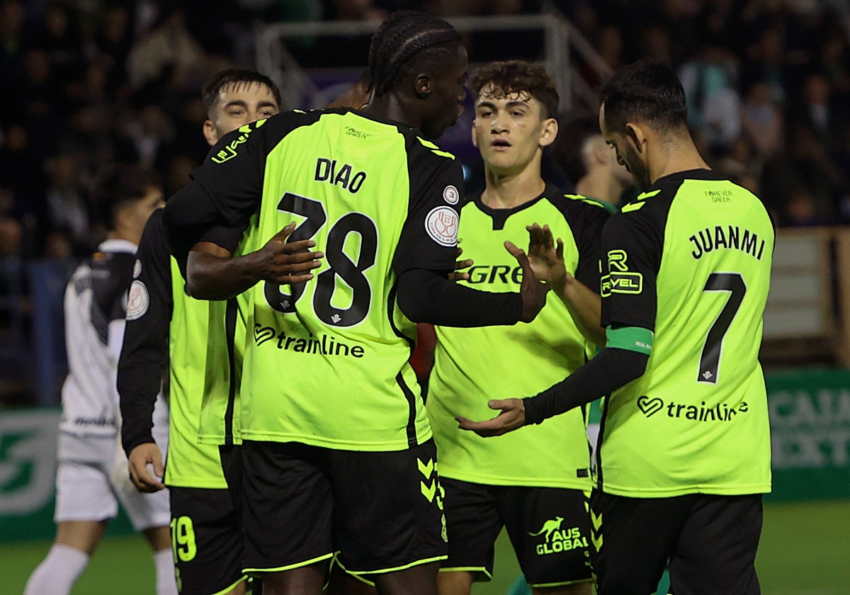 Assane, Juanmi, Mateo y Losada celebran uno de los goles del Betis en Almendralejo