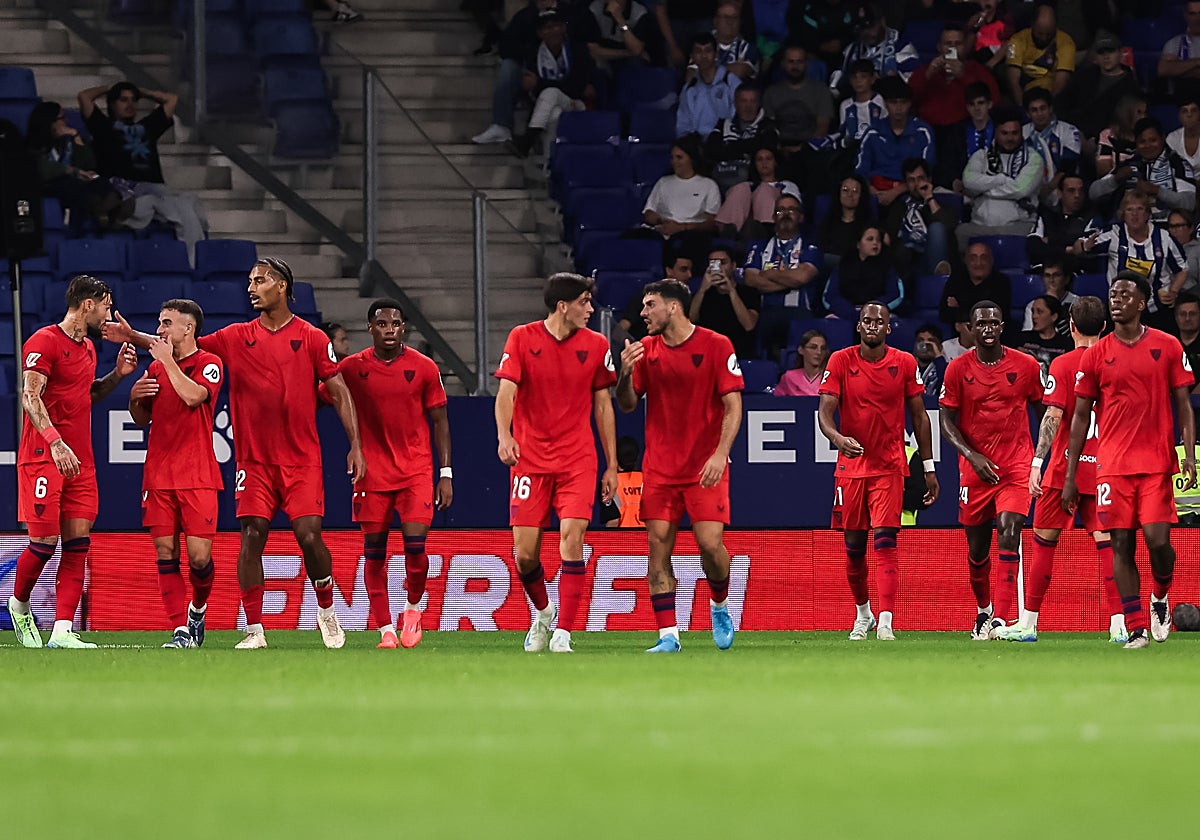 Los jugadores del Sevilla celebran el segundo gol de Lukebakio ante el Espanyol en el RCDE Stadium