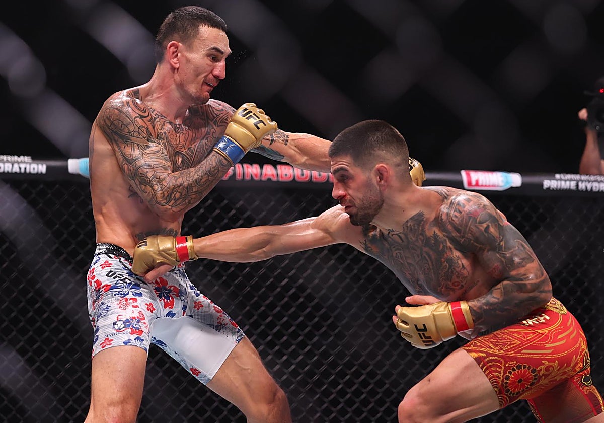 Ilia Topuria golpea en el cuerpo a Max Holloway