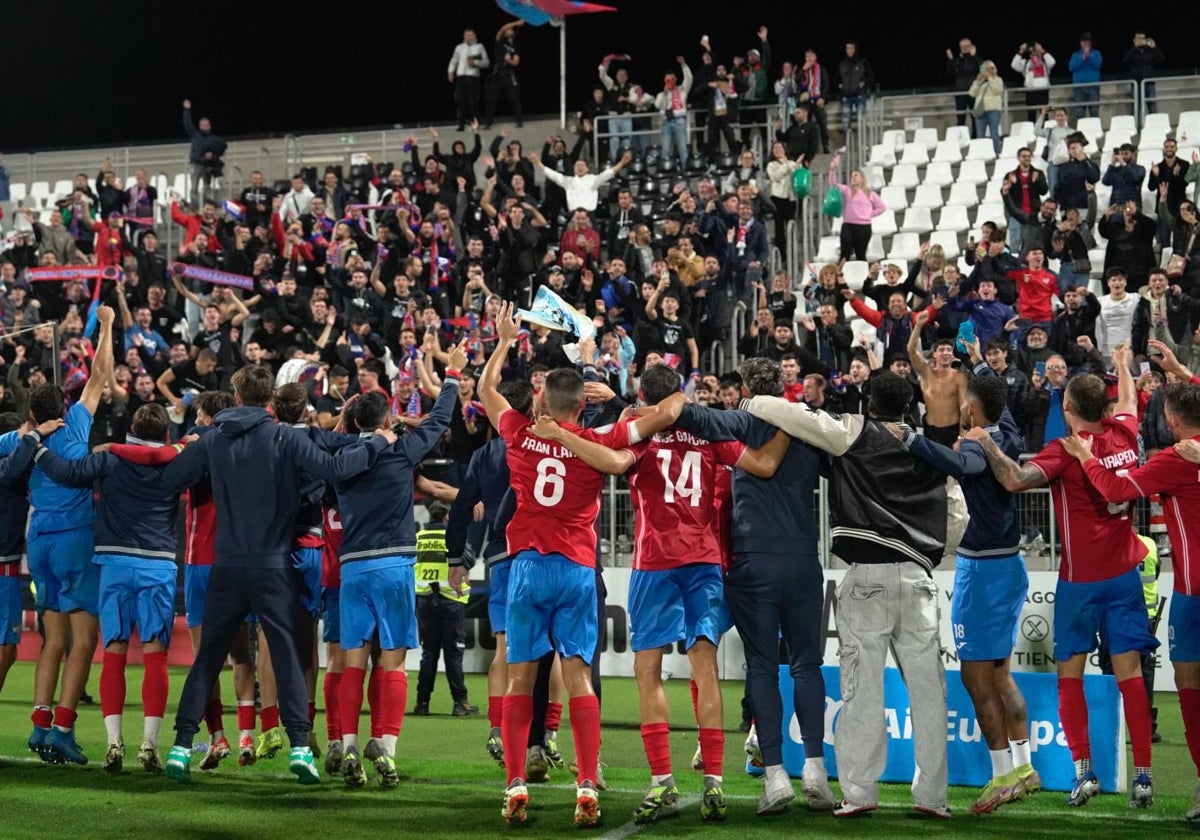 Los jugadores del Estepona celebran la clasificación tras derrotar al Málaga