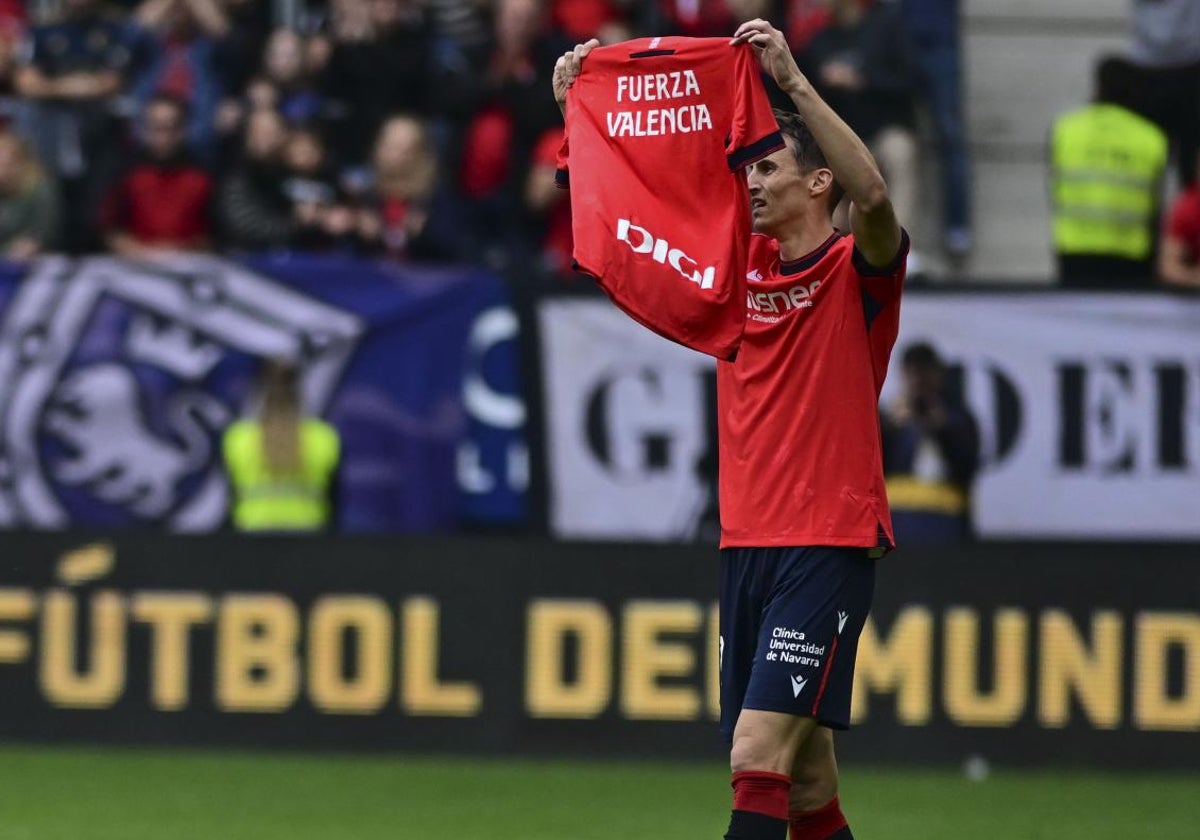 Budimir muestra una camiseta de apoyo a Valencia tras marcar el gol del triunfo de Osasuna