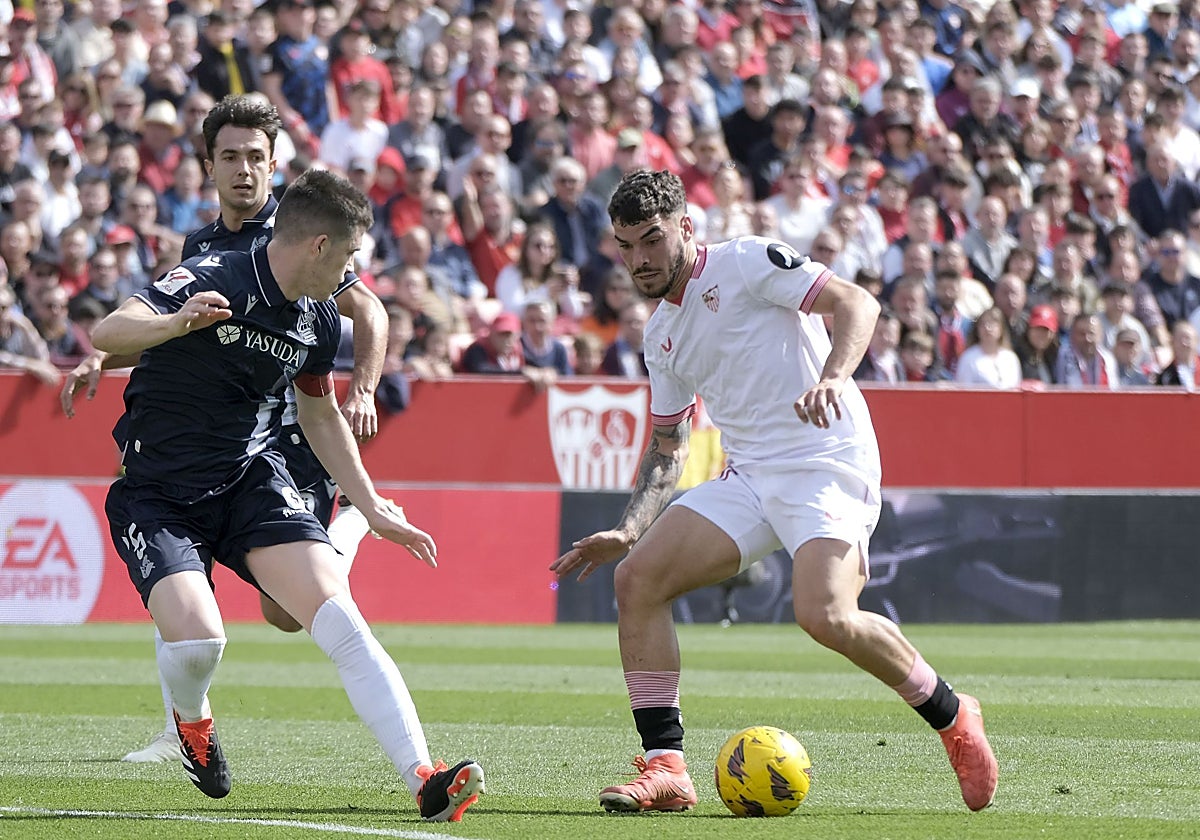 Isaac, con la pelota controlada en el Sevilla - Real Sociedad de la pasada temporada