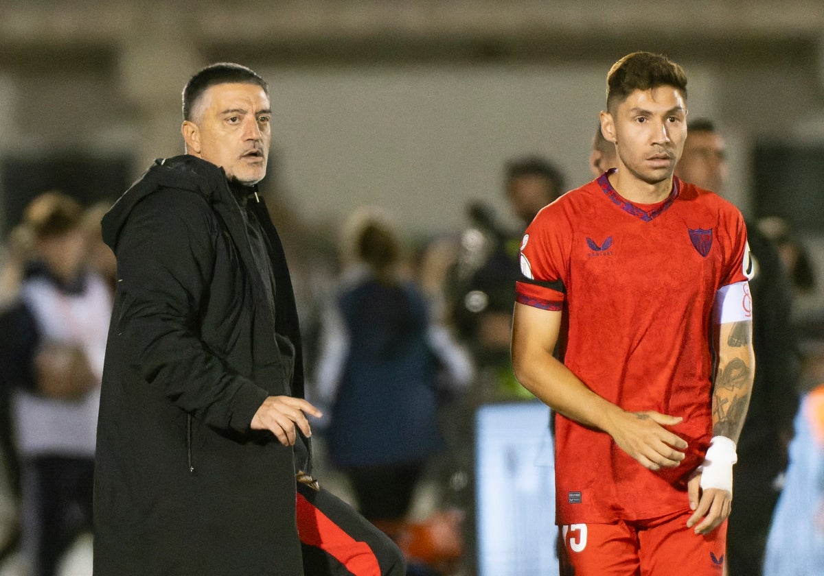 García Pimienta da instrucciones a Montiel durante el partido copero ante Las Rozas