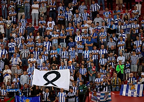 Imagen secundaria 1 - La previa del partido estuvo marcada por los diferentes gestos en homenaje a los damnificados por la DANA de Valencia.