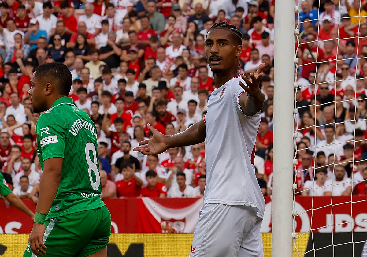Badé, durante su participación en el derbi sevillano en el Sánchez-Pizjuán