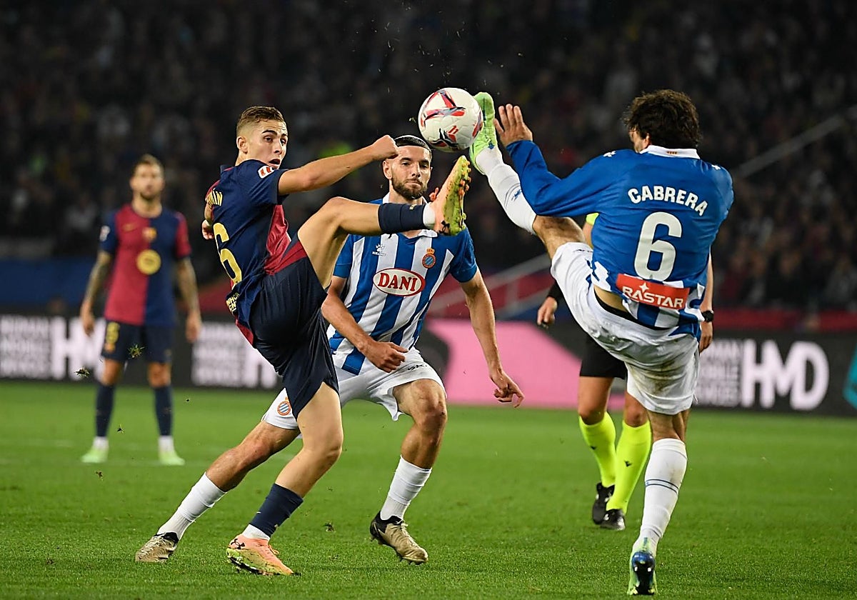 Fermín y Cabrera , en un balón dividido