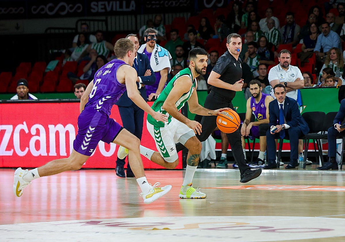 Cvetkovic, subiendo el balón en el choque contra el Palencia Baloncesto