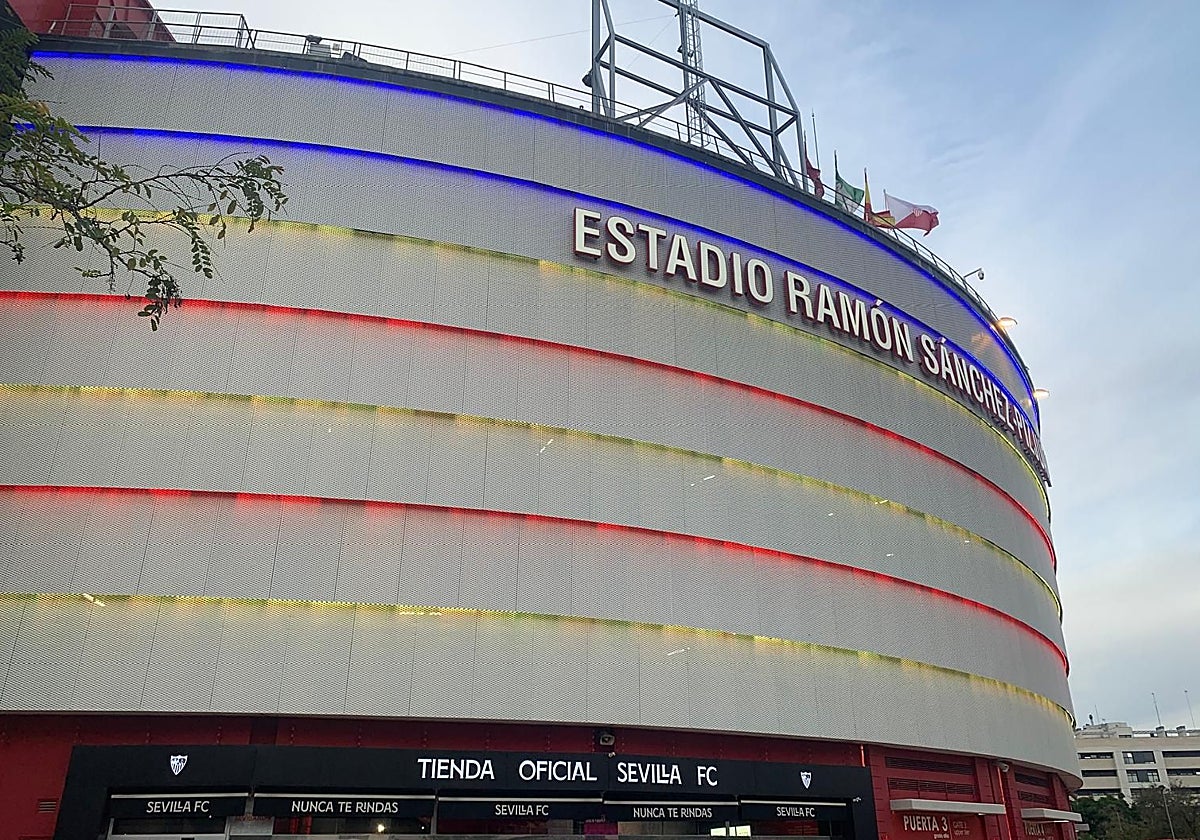Los exteriores del Sánchez-Pizjuán, iluminados con los colores de la Comunidad Valenciana