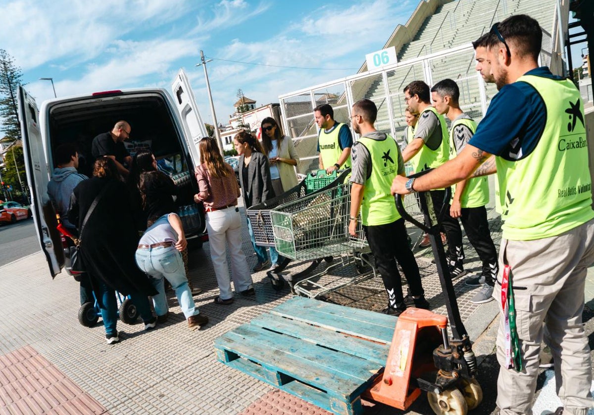 Las primeras donaciones de los aficionados llegan a las instalaciones verdiblancas