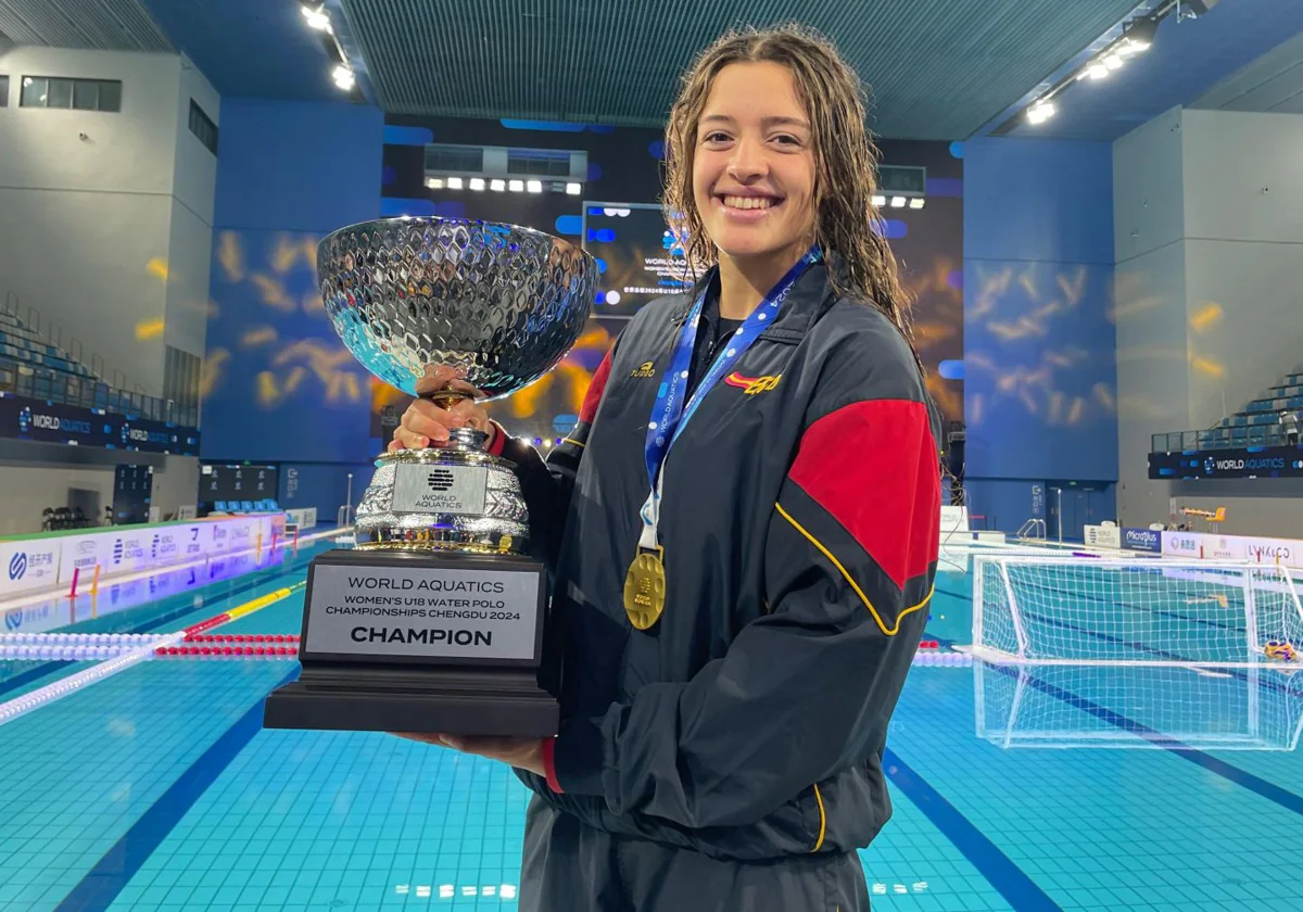 Irene Briceño, con el trofeo de campeonas del mundo sub-18