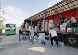 El Betis y su Fundación cargan el primer camión de ayuda humanitaria con destino a Valencia