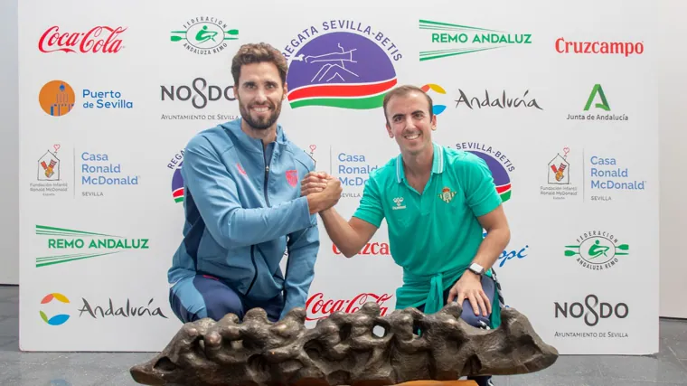 Jaime Canalejo y Tomás Jurado posan junto al 'cocodrilo', el trofeo de los vencedores en la Regata Sevilla - Betis