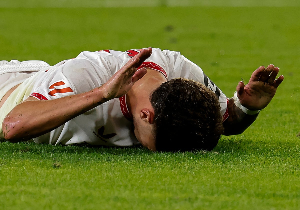José Ángel Carmona se lamenta durante el Sevilla - Real Sociedad del domingo