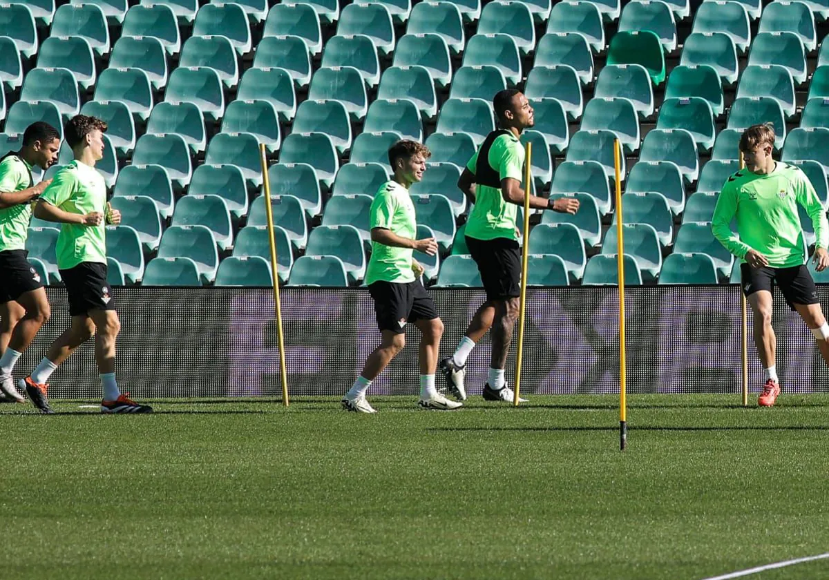 Varios futbolistas del Betis, en el inicio del entrenamiento de este miércoles